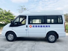 疫情核酸检测车开进社区,城中村,企事业单位等场所门口进行检测,做好检测防护工作